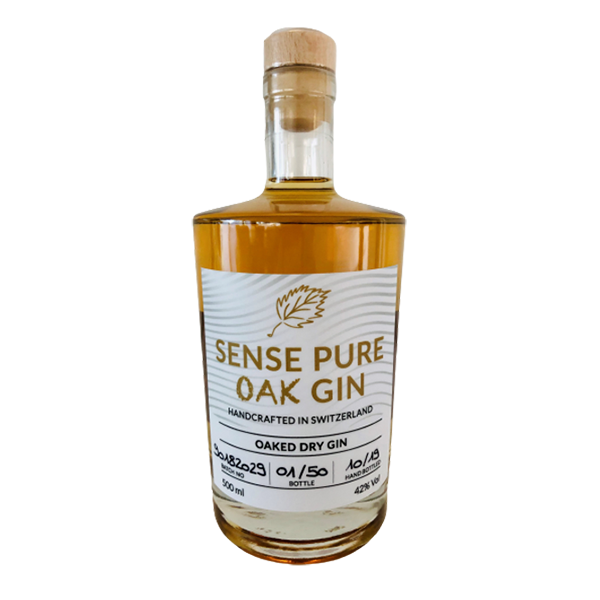 Sense Pure Oak Gin: Eine Flasche des aromatischen Eichenholz-Gins mit einer harmonischen Mischung von Botanicals