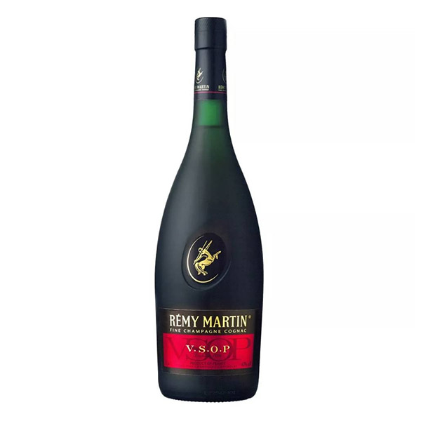 Cognac Rémy Martin VSOP: Eine Flasche des renommierten VSOP Cognacs mit komplexem Geschmack und französischer Finesse